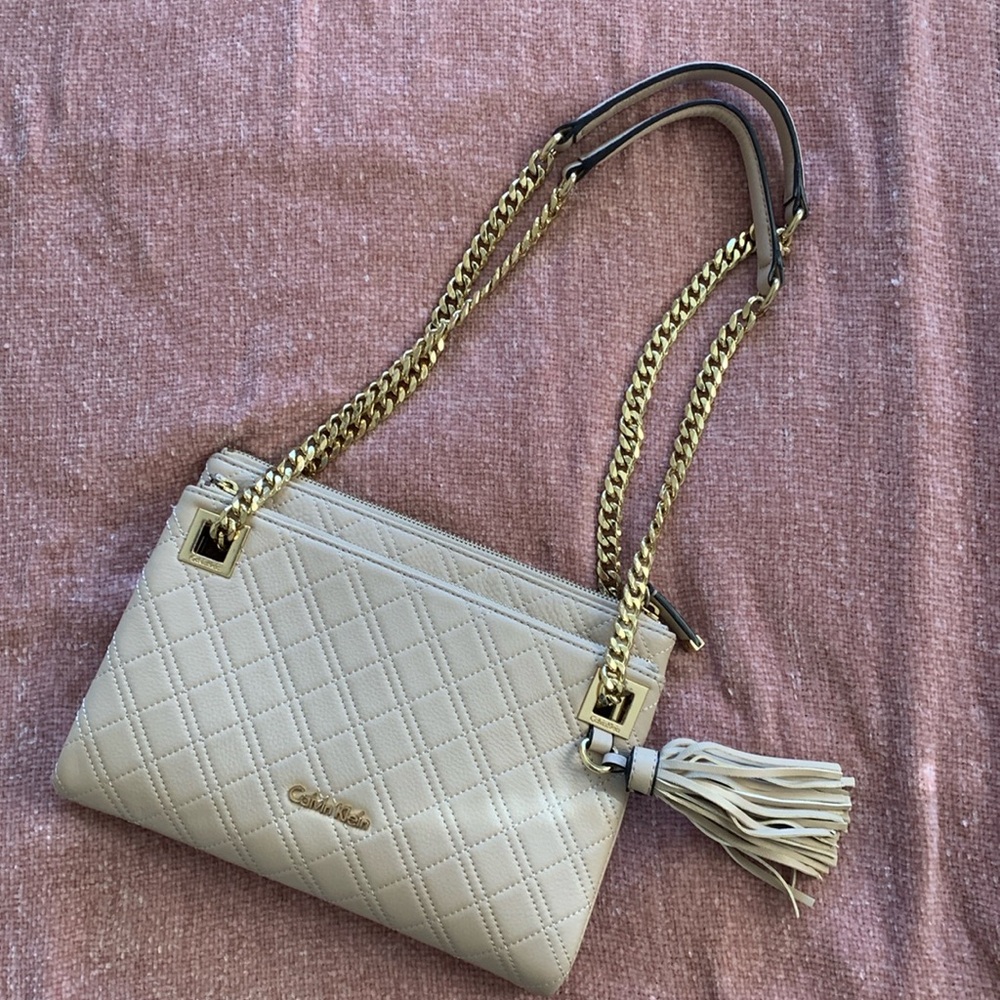 Quilted CK Blush Purse with Gold Chains ✨